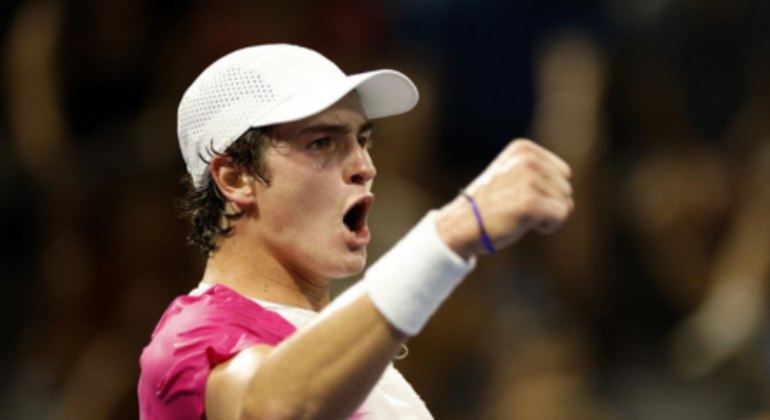 1. Campeão do US Open juvenilO brasileiro João Fonseca, de 17 anos, venceu o o americano Learner Tien por 2 sets a 1 e se consagrou campeão do US Open juvenil, no sábado. Além do título, ele virou o número 1 do mundo