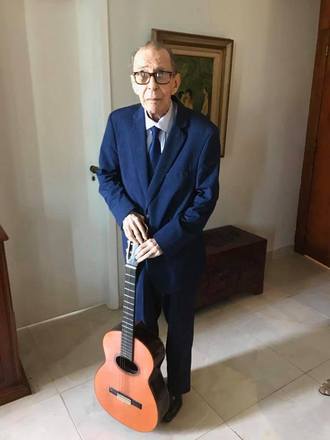 João Gilberto morreu aos 88 anos, recluso e sem ter visto a guerra travada entre seus familiares pacificada. Os últimos anos de vida do cantor e compositor foram marcados por disputas entre seus familiares, problemas de saúde e dívidas que chegaram a R$ 9 milhões.Dois de seus três filhos, João Marcelo e Bebel Gilberto, travaram guerra judicial contra Claudia Faissol, mãe de sua filha mais nova. Na Justiça, Bebel pediu em 2017 a interdição do pai para que ele não fosse induzido a assinar documentos com força legal sem saber o que estava fazendo