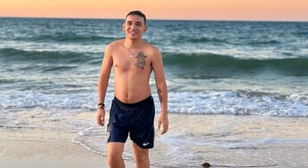 João Gomes na praia de Canoa Quebrada, no Ceará
