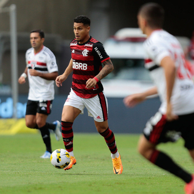 João Gomes durante o duelo entre Flamengo e São Paulo no Brasileirão