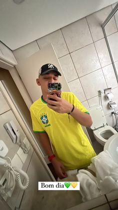 O cantor João Gomes também foi outro famoso que começou o dia já no clima da Copa