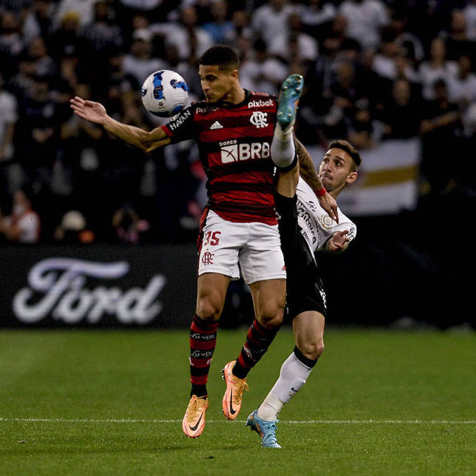 João Gomes disputa bola com Gustavo Silva, do Corinthians