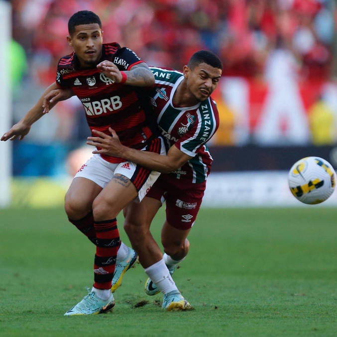 João Gomes e André disputam a bola