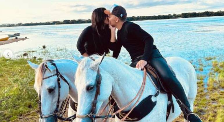 João Gomes e Ary Mirelle durante passeio a cavalo