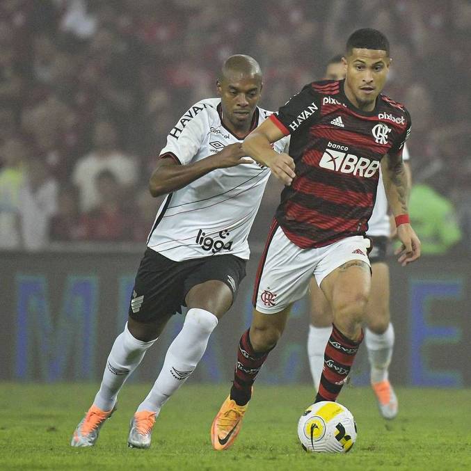 João Gomes é marcado de perto por Fernandinho