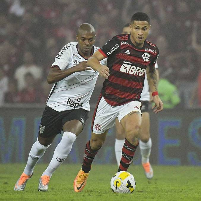 João Gomes marcado de perto por Fernandinho em jogo contra o Athletico Paranaense
