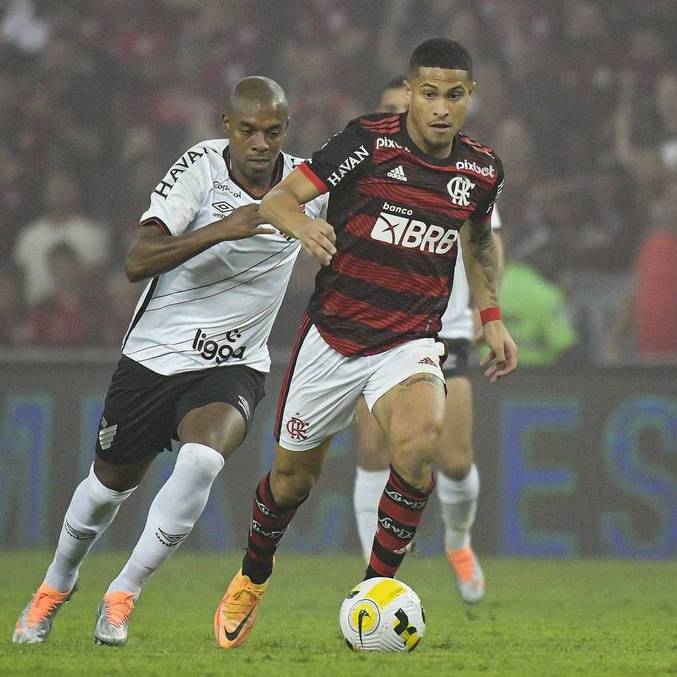 João Gomes é marcado de perto por Fernandinho na Copa do Brasil