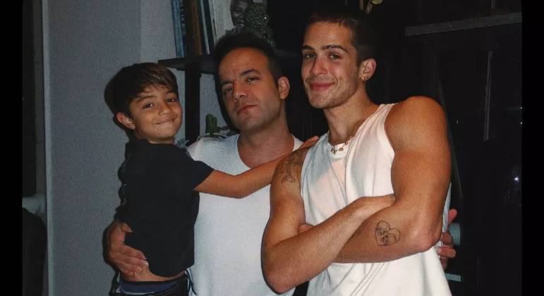 João Guilherme ao lado do padrasto e do irmão caçula, Pietro