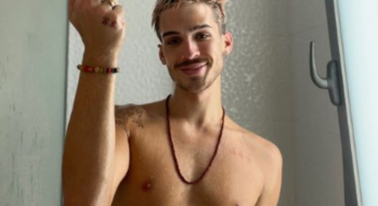 João Guilherme posta foto em que aparece nu