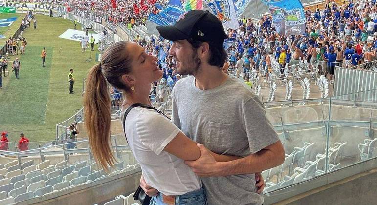 Romance foi alvo de críticas devido à diferença de 15 anos entre os dois