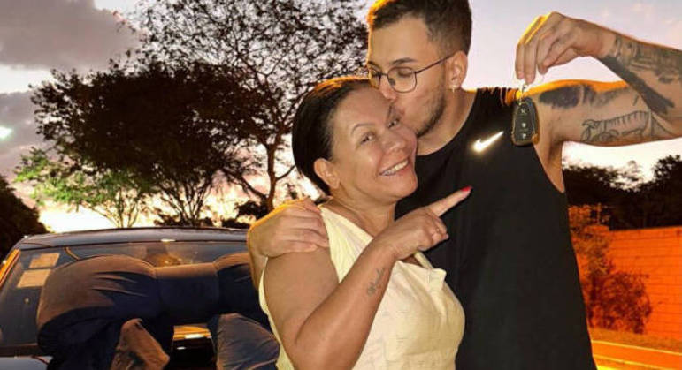 João Gustavo ganha carro de presente da mãe