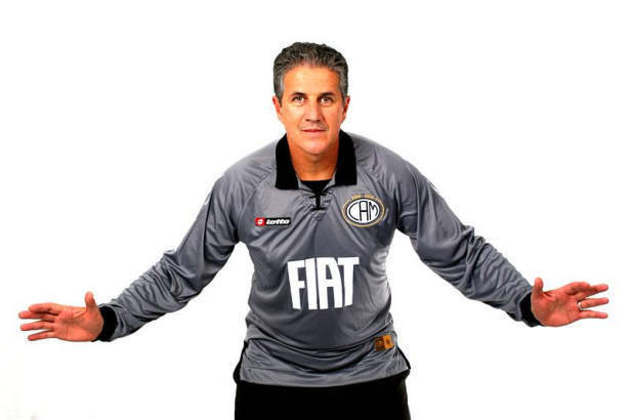 Goleiro João Leite faz pose com a camisa do Atlético-MG