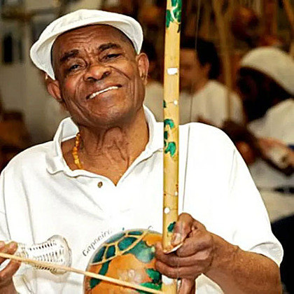 João Oliveira dos Santos, o João Grande, é mestre da Capoeira Angola. Nascido em 1933 em Itagi (BA), ele se radicou nos EUA e divulga a capoeira pelo mundo. 