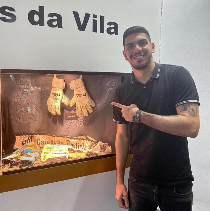 João Paulo ao lado de luvas, faixa e outros adereços no Memorial das Conquistas