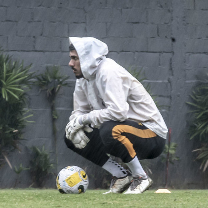 Goleiro e capitão santista João Paulo em pausa de treino recente no CT Rei Pelé
