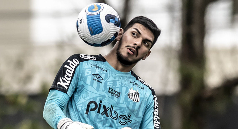 Hoje é aniversário do melhor goleiro do Brasil', enaltece Santos