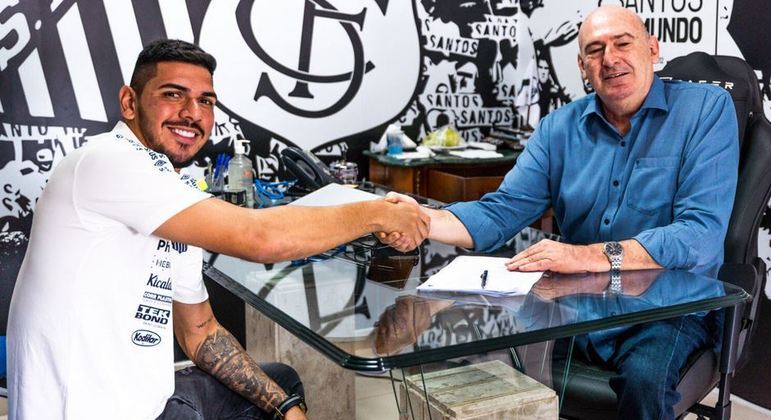 João Paulo e Andrés Rueda na assinatura do novo contrato