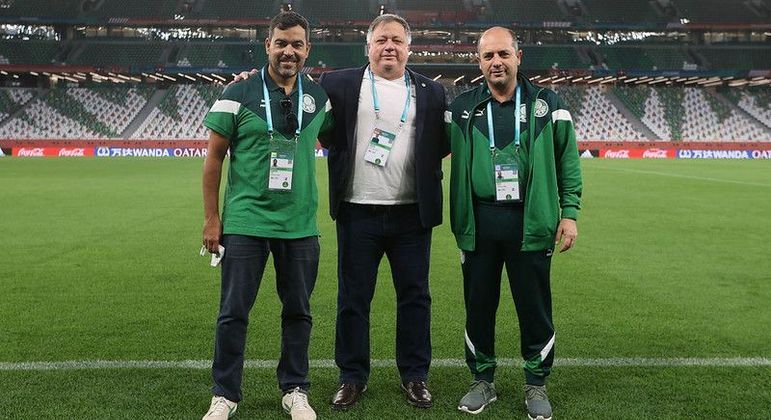 Na foto, João Paulo Sampaio (à esquerda) posa com os diretores de futebol do Palmeiras