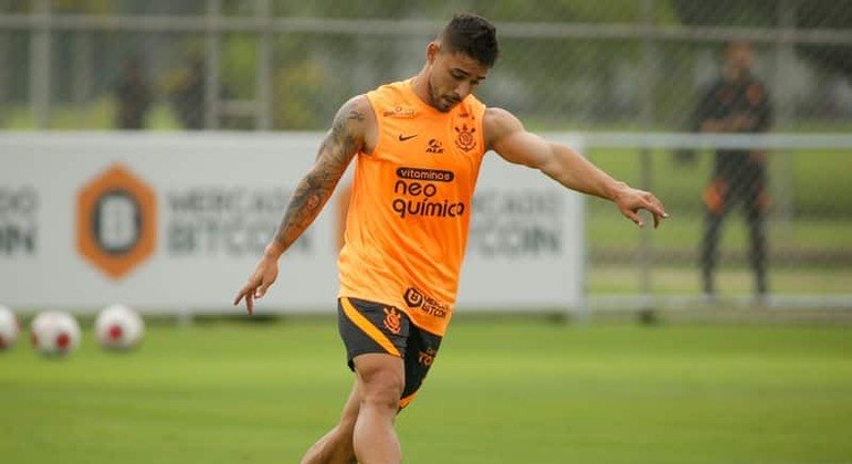 Lateral-direito João Pedro em treino pelo Timão