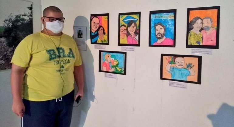 João durante sua primeira exposição de arte, em agosto deste ano