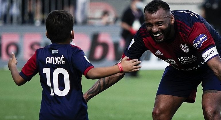 João Pedro, o brasileiro goleador do Cagliari