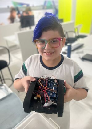 Com 1 ano, sabia usar aparelhos eletrônicos. Aos 4, fazia cálculos matemáticos