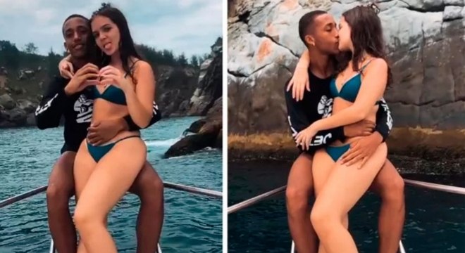 João Pedro, do Fluminense, e a atriz Mel Maia durante o passeio de barco
