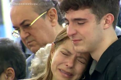 Rose Miriam e João Augusto no sepultamento de Gugu