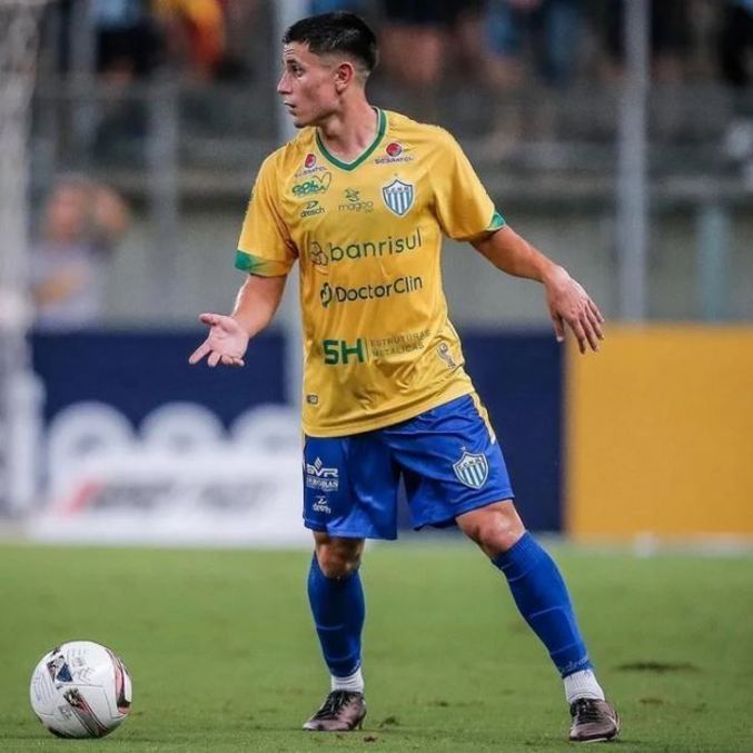 Forte e intenso, João Vinícius chega ao Corinthians como futuro da lateral esquerda