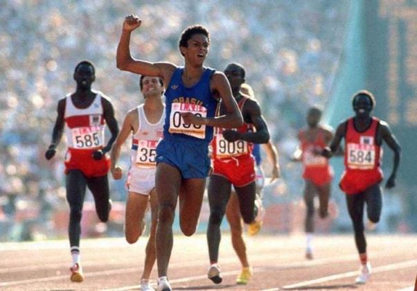 Joaquim Cruz foi mais um brasileiro a ser medalhista em duas edições olímpicas no atletismo. Em 1984, na edição disputada em Los Angeles (EUA), ele foi medalha de ouro nos 800 metros. Quatro anos depois, em Seul, na Coreia do Sul, ele ficou em segundo lugar na mesma prova, faturando a prata