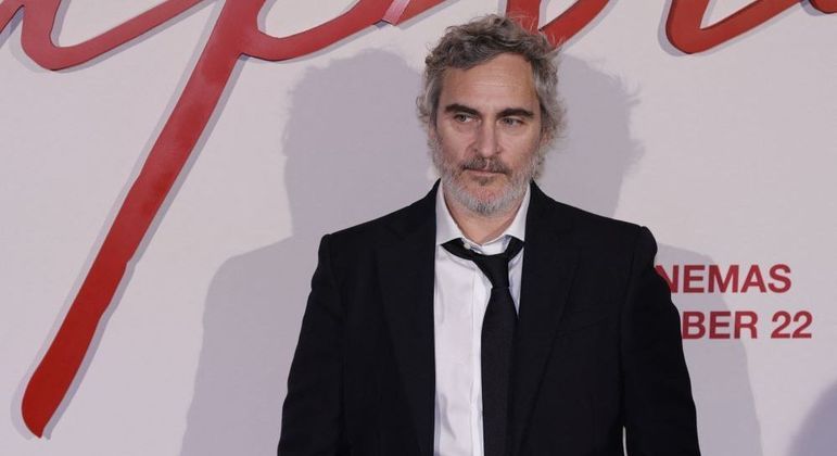 O ator Joaquin Phoenix na première de Napoleão, filme do diretor Ridley Scott