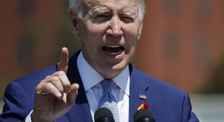 Joe Biden se comprometeu a restabelecer a proibição dos fuzis de assalto