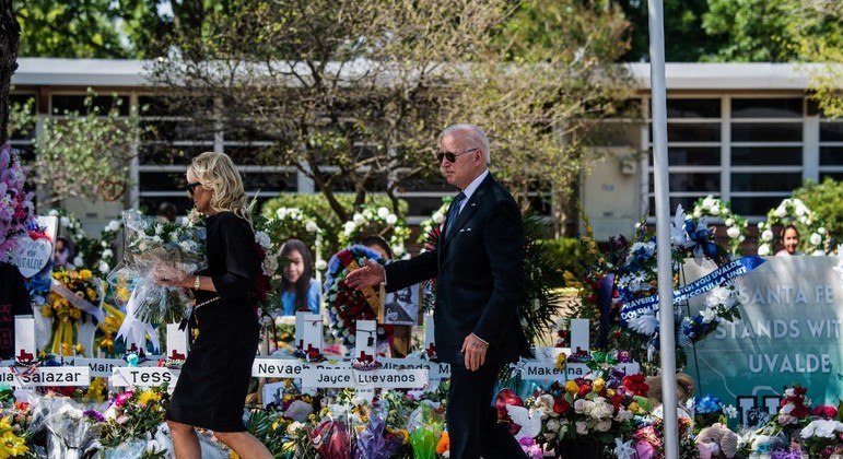 Joe Biden ao lado da esposa, Jill, no Texas
