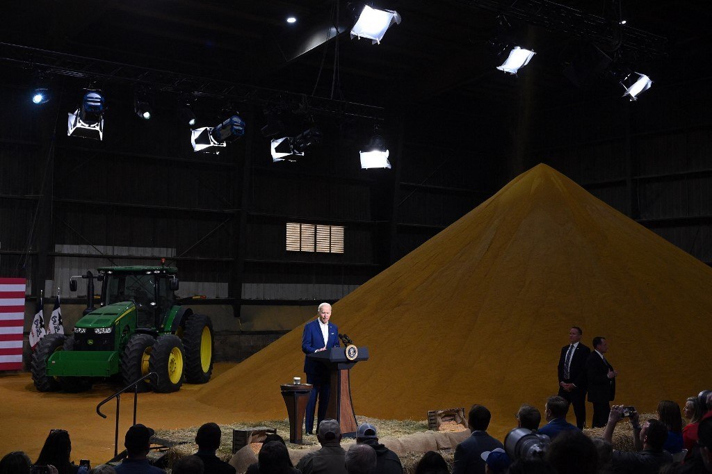 Biden discursou ao lado de uma grande concentração de milho processado