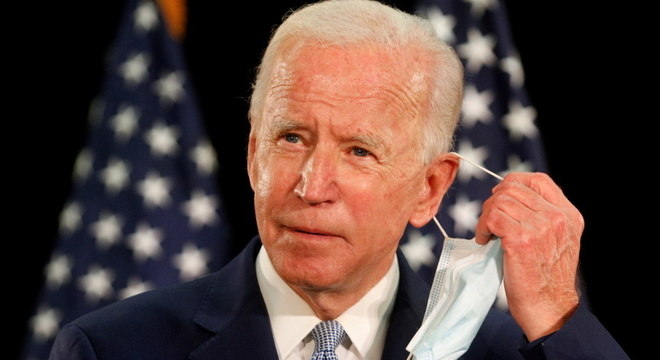 Joe Biden retira máscara para fazer discurso durante campanha pré-eleitoral