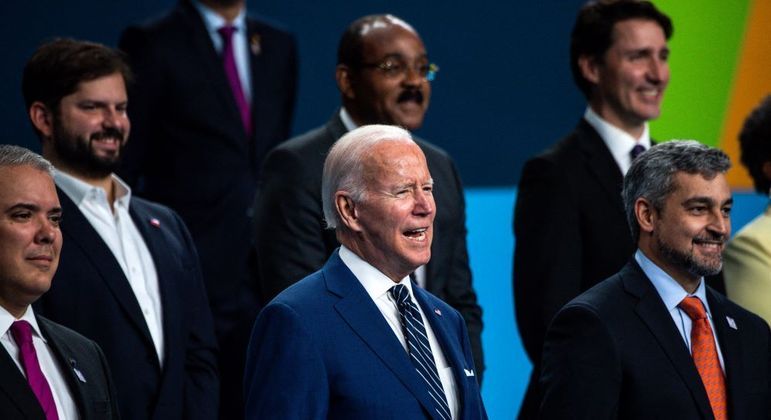 O presidente Joe Biden ao lado de outros líderes das Américas nesta sexta (10), em Los Angeles