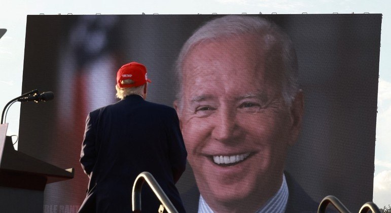 Donald Trump assiste a vídeo de Joe Biden durante comício na Flórida, Estados Unidos