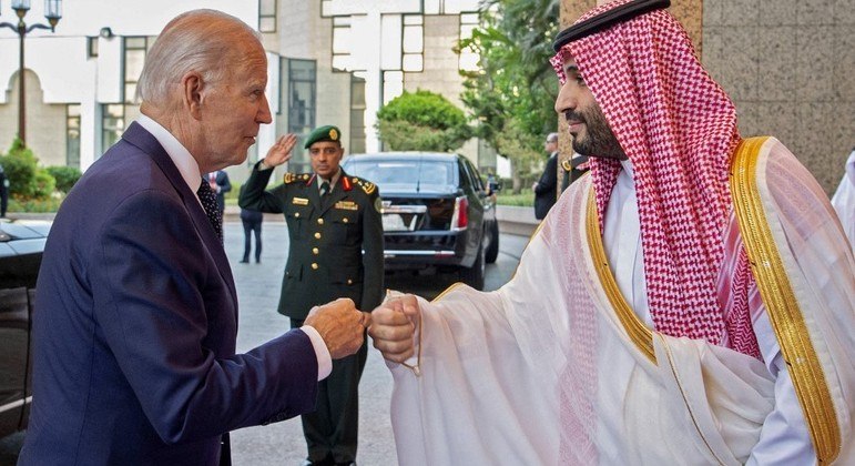 Joe Biden e Mohammed bin Salman se cumprimentam em encontro na Arábia Saudita