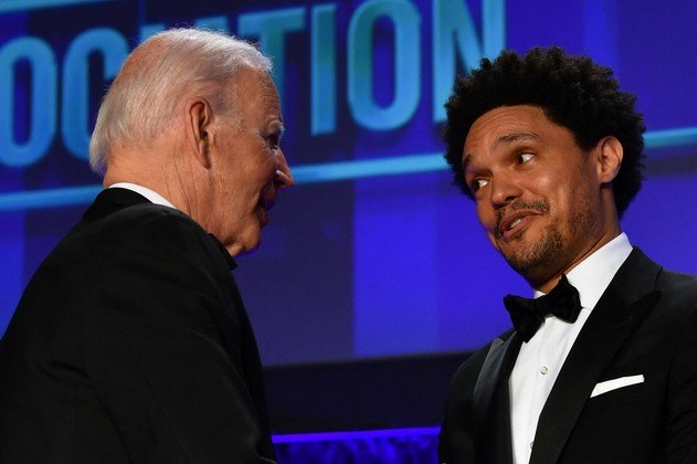 O apresentador da noite foi o comediante Trevor Noah que não perdeu a oportunidade de fazer críticas ao governo do presidente americano Joe Biden 