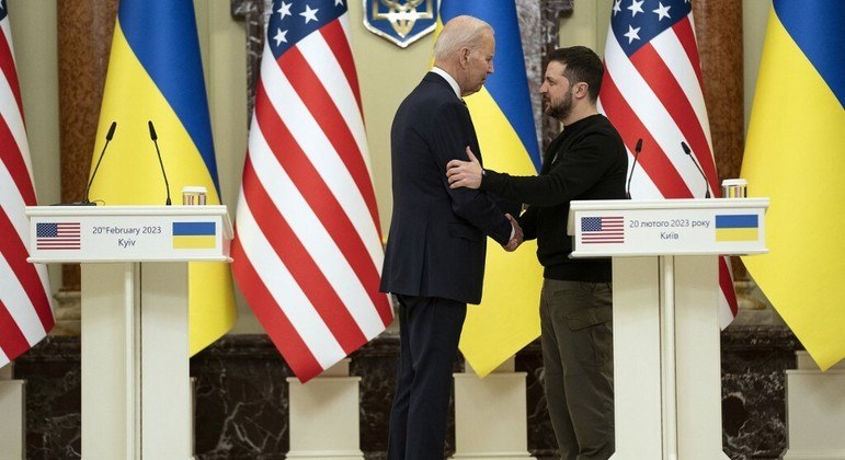 Presidente dos EUA, Joe Biden, e o presidente ucraniano, Volodmir Zelenski