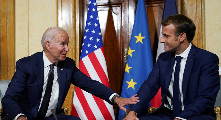 Presidente Joe Biden (à esq.) em encontro com Emmanuel Macron (à dir.)