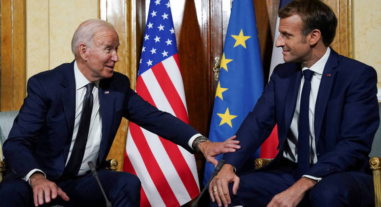 Joe Biden (à esq.) em encontro com Emmanuel Macron, antes da reunião do G20