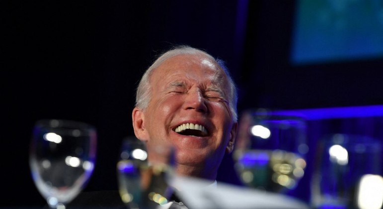O presidente Joe Biden fez piadas, inclusive, sobre seu reduzido índice de popularidade