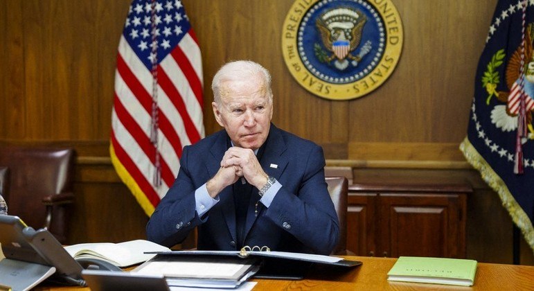 Presidente Joe Biden em conversa telefônica com o líder russo Vladimir Putin