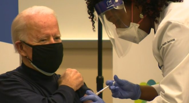 Presidente eleito dos EUA, Joe Biden, tomando a vacina contra covid-19
