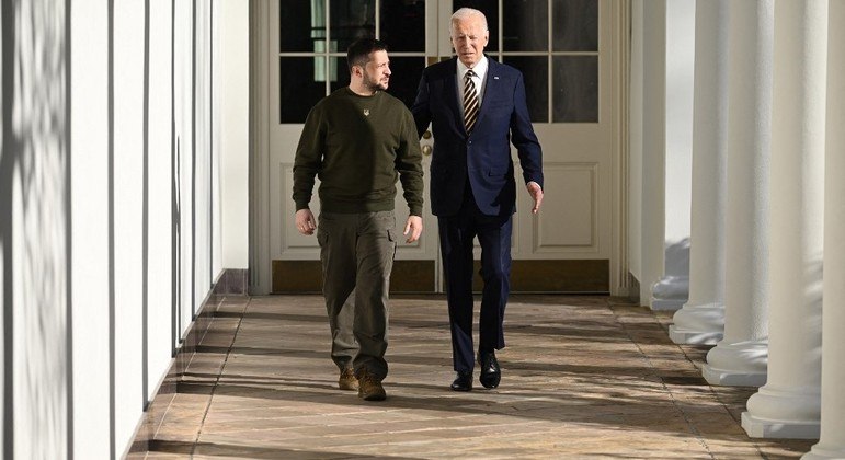 Volodmir Zelenski (à esq.) e Joe Biden (à dir.) em caminhada pela Casa Branca