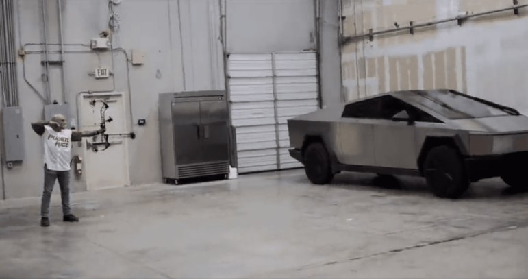 Já a montadora Tesla, que lidera o mercado de automóveis elétricos, enfrentou problemas para finalmente entregar a picape Cybertruck aos primeiros compradores