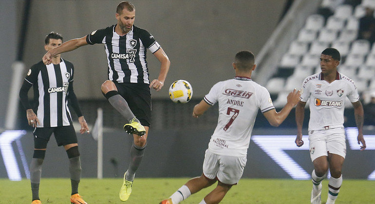 Joel Carli, zagueiro, é o capitão do Botafogo