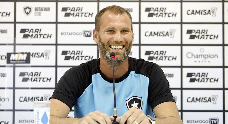 Joel Carli, zagueiro do Botafogo, anunciou aposentadoria em junho 