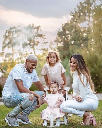 E o terceiro está por vir! A bela família também é motivo de orgulho para Joelinton, que não cansa de postar fotos da esposa e dos filhos, sempre agradecendo